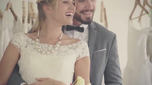 Glückliche Braut und Bräutigam im Hochzeitskleid bereiten sich auf die Hochzeit in der Hochzeitszeremonie vor