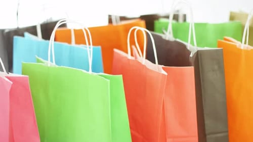 Bolsas de papel coloridas con compras o regalos