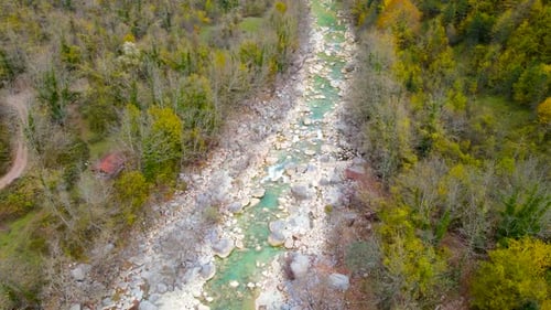 empinadas montañas verdes, bosque profundo y camino de montaña, hermoso valle y río