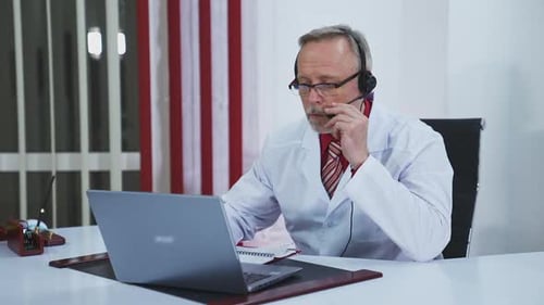 Arzt mit Online-Beratung. Arzt benutzt Laptop zur ärztlichen Beratung