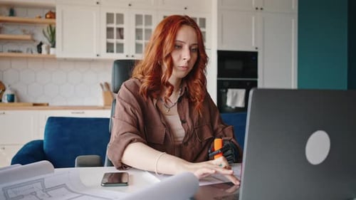 Mädchendesignerin mit künstlichem Glied arbeitet an einem Projekt in ihrem Home Office