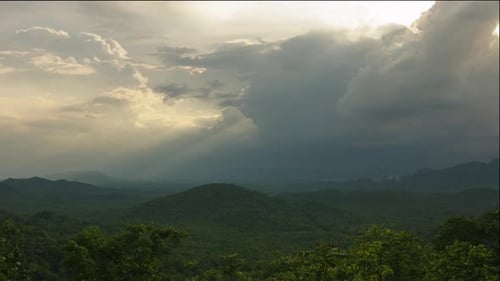 Regenstürme und schwarze Wolken ziehen über die Berge.