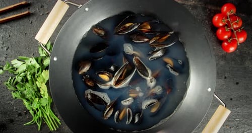 Steaming Mussels With Tomatoes and Parsley