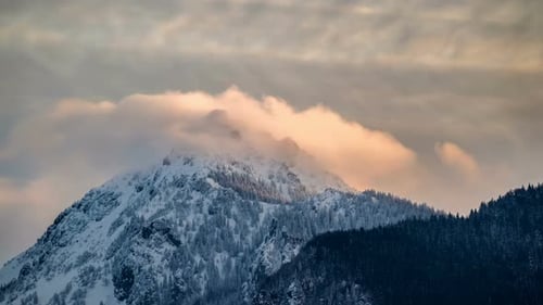 Abendliche Wolken über dem Alpengipfel in der Wintersaison