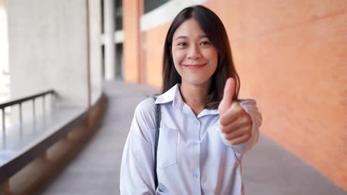 Asiatisches Mädchen posiert großartig