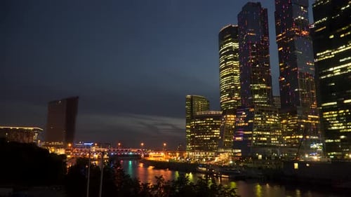 Business Center am Flussufer bei Nacht