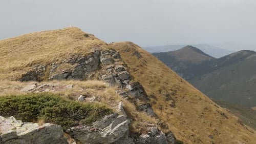 Nuages passant au-dessus du pic Midzor 4K 2160p, vidéo UltraHD à 30 images par seconde - Les magnifiques chaînes de montagnes de St.