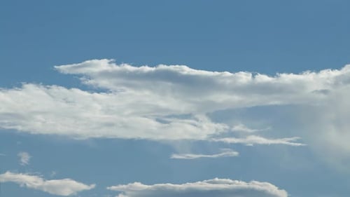 Des cumulus gonflés tourbillonnent au coucher du soleil