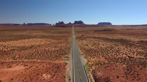 Malerischer Blick auf das Monument Valley von der US Route 163 in Utah. Forrest Gump Point enthüllt. Luftdrohne