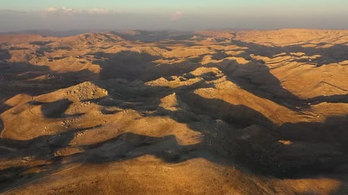 Un lac de montagne en haut des montagnes : images épiques tournées par un Drone