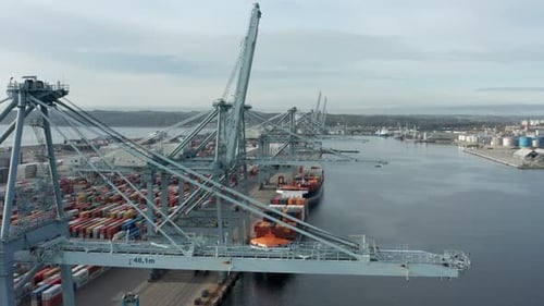 Tiro aéreo de tirar o fôlego do Drone do mar calmo e do porto do estaleiro contra Skie
