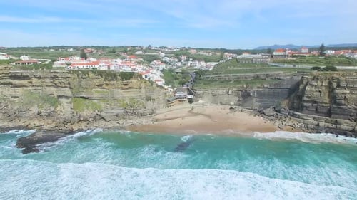 Vista aérea de la playa y los acantilados junto al pueblo de Azenhas do Mar.