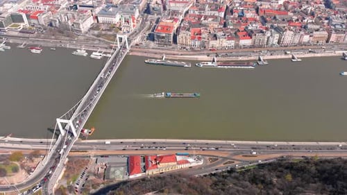 Belo voo matinal sobre Budapeste. Vista superior da ponte Erzhebet e Danúbio. Hungria.
