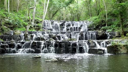 Belo riacho e cachoeira na floresta em Namtok Samlan, Saraburi, Tailândia - Câmera lenta