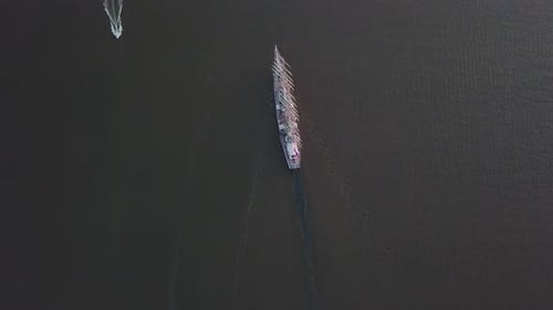 Luftaufnahme der Fregatte unter Segel im Meer