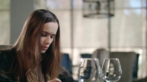 Empresaria usando el teléfono móvil en un restaurante. mujer de negocios, trabajo, teléfono