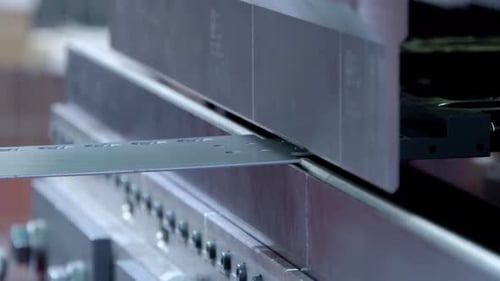 Procédé de cintrage de tôles par machine à cintrer des tôles pour la fabrication de pièces d'autobus