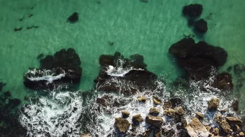 Vista panorámica aérea del paisaje marino con aguas cristalinas y costas rocosas