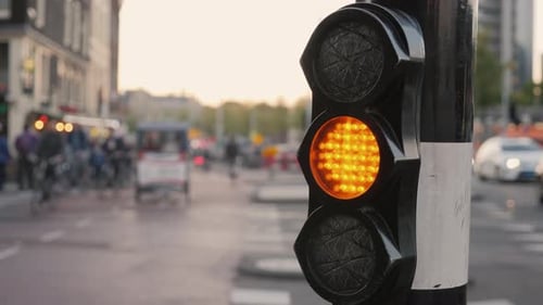 Intensiver Verkehr von Radfahrern auf den Straßen von Amsterdam, im Vordergrund eine Ampel