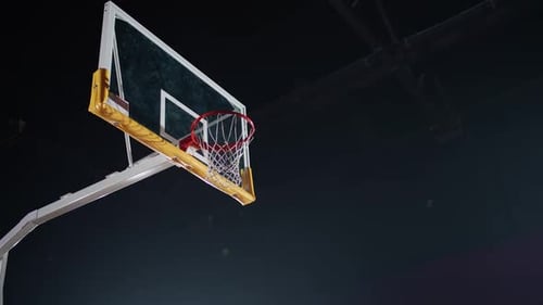 Basketball-Trainingsspiel Man Player wirft erfolgreich einen Basketball in den Korb Niedrige Winkelansicht