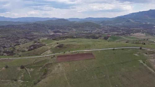 Luftaufnahme eines Traktors bei der Arbeit V1