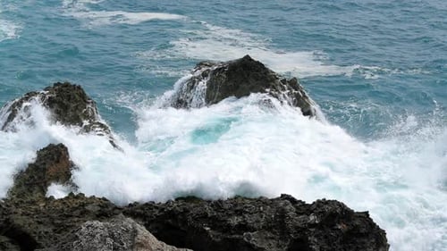 Crushing sea wave