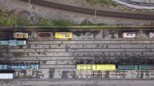 Vista panorâmica aérea de uma ferrovia com diferentes tipos de vagões