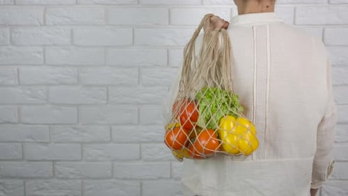 Mujer con Netted Shopper