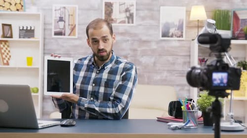 Berühmte junge Influencer filmen Bewertung von Tablet