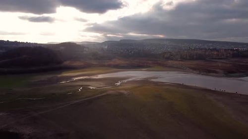 Luftaufnahme: Draufsicht auf die Quelle des Sees im Konturlicht