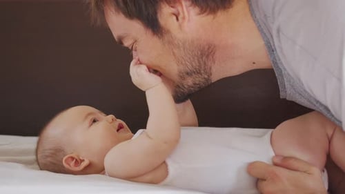 Une famille heureuse. Portrait d'un père barbu et d'une petite fille nouveau-né s'enlaçant. Paternité Parenthood