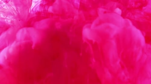 Rote Tinte bewegt sich im Wasser, wenn mehr hineingegossen wird