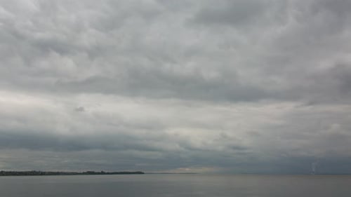 Große Regenwolken über dem Fluss im Herbst, Zeitraffer