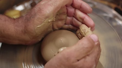 Potter crée un produit en céramique à partir d'argile sur le tour de potier dans son atelier