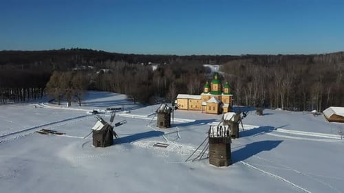 Winterliche Landschaft. Luftbild. Traditionelles ukrainisches Dorf im Winter