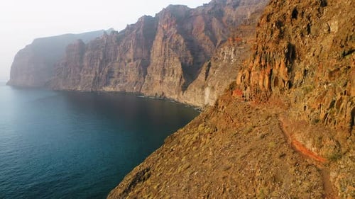 Route difficile sur l'île de Tenerife avec un magnifique paysage marin