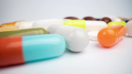 Sammlung von medizinischen Pillen und Tabletten