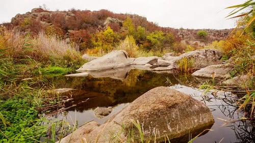 Arbres d'automne et gros rochers de pierre autour