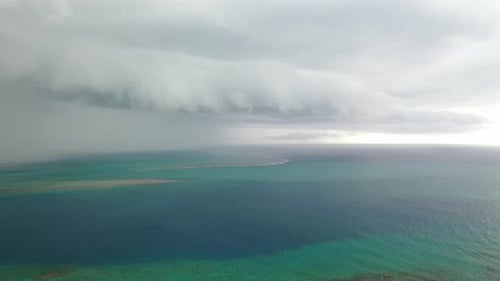 Ein Gewitter nähert sich der Küste der Insel Mauritius im Indischen Ozean