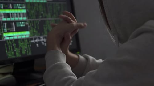 O hacker estende a mão e começa a digitar no teclado do computador e decifra a senha.