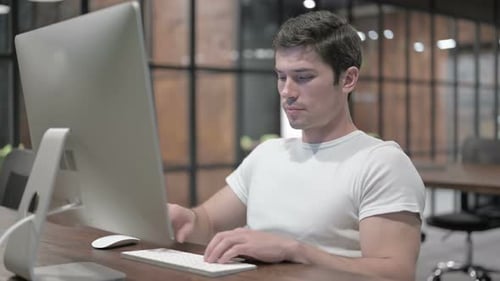 Homme relaxant positif assis au travail