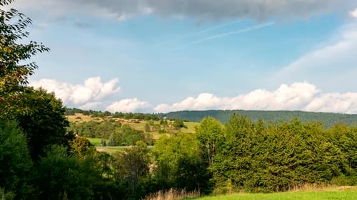 Wolken und Schatten bewegen sich.