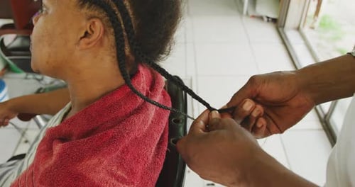 Hombre africano haciendo trenzas