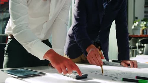 Des dirigeants d'entreprise discutent du plan directeur