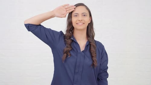 Indisches Mädchen salutiert