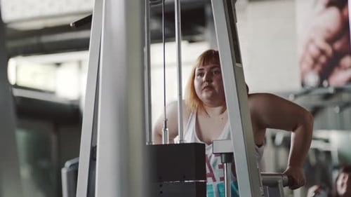Dicke Frau macht Dips, um Gewicht zu verlieren