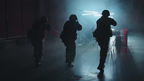 Equipe da SWAT invade esconderijo e prende hackers