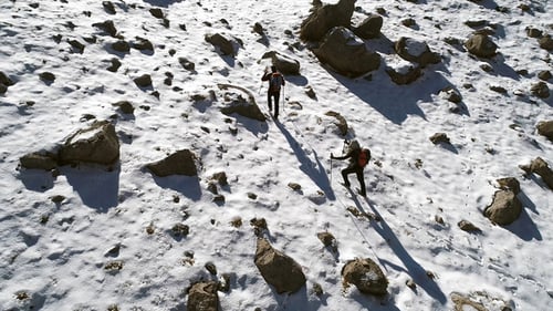 Bergsteiger klettert auf einen Schnee