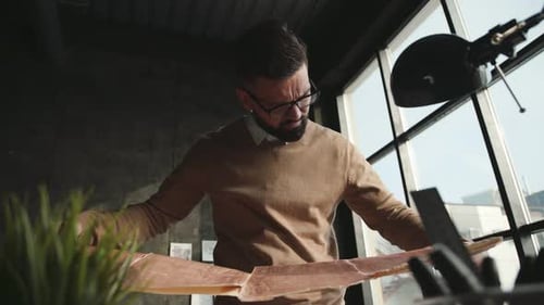 Desenhos de arquivo de estudos de designer e documentos antigos decrépitos