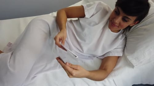Pregnant woman examining ultrasound scan